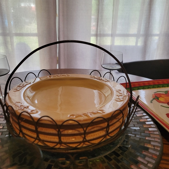 Mustard stacked dessert plates 4 in basket - Picture 3 of 3